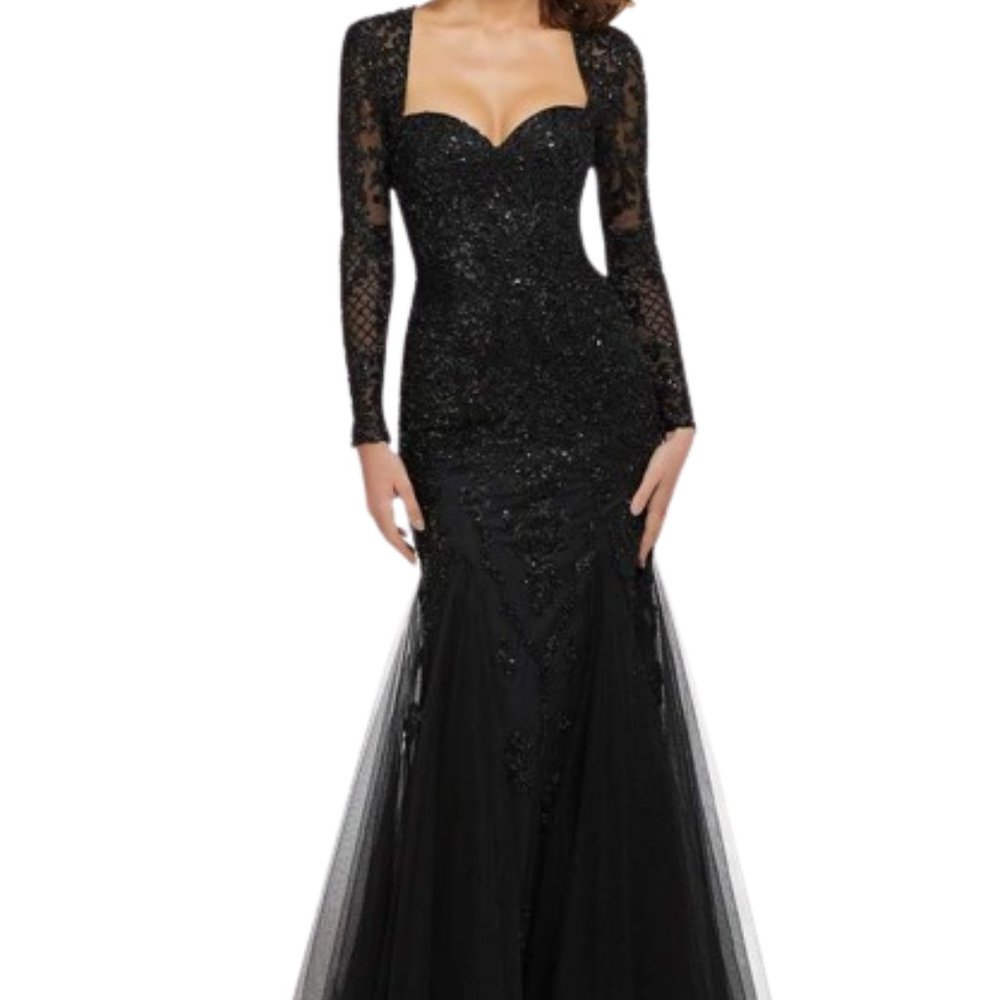 Elegant Black Long-Sleeve Lace Prom Dress with Sweetheart Neckline